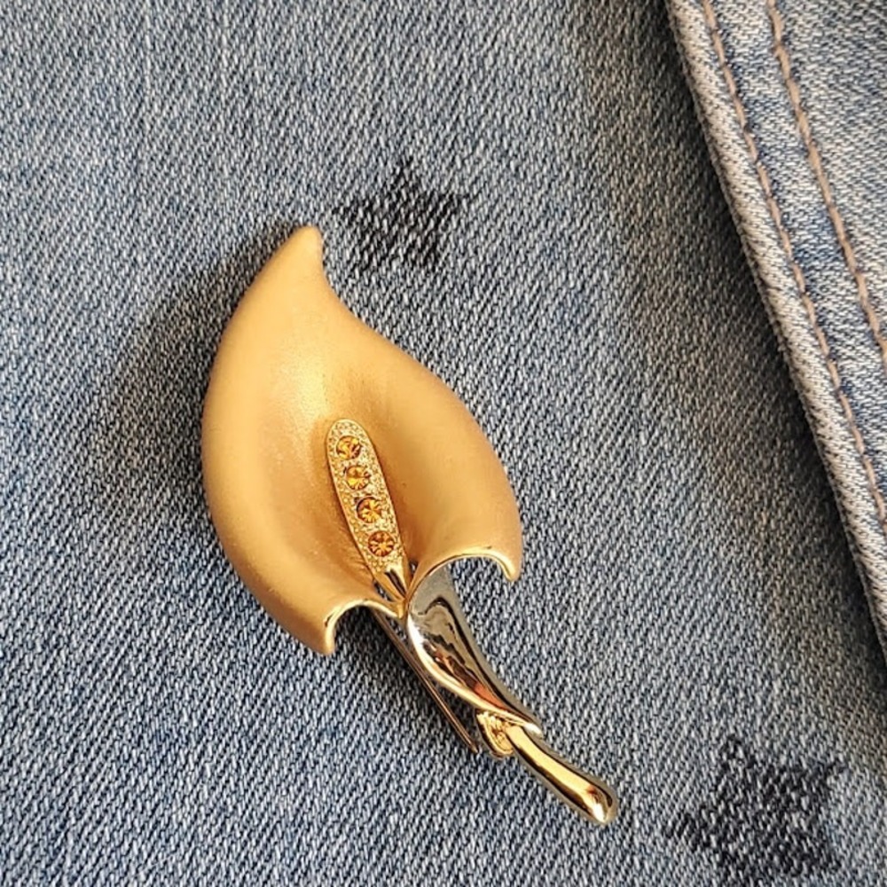 Charter Club Matte Gold Tone Calla Lily Flower Pin Brooch Rhinestone Gift
